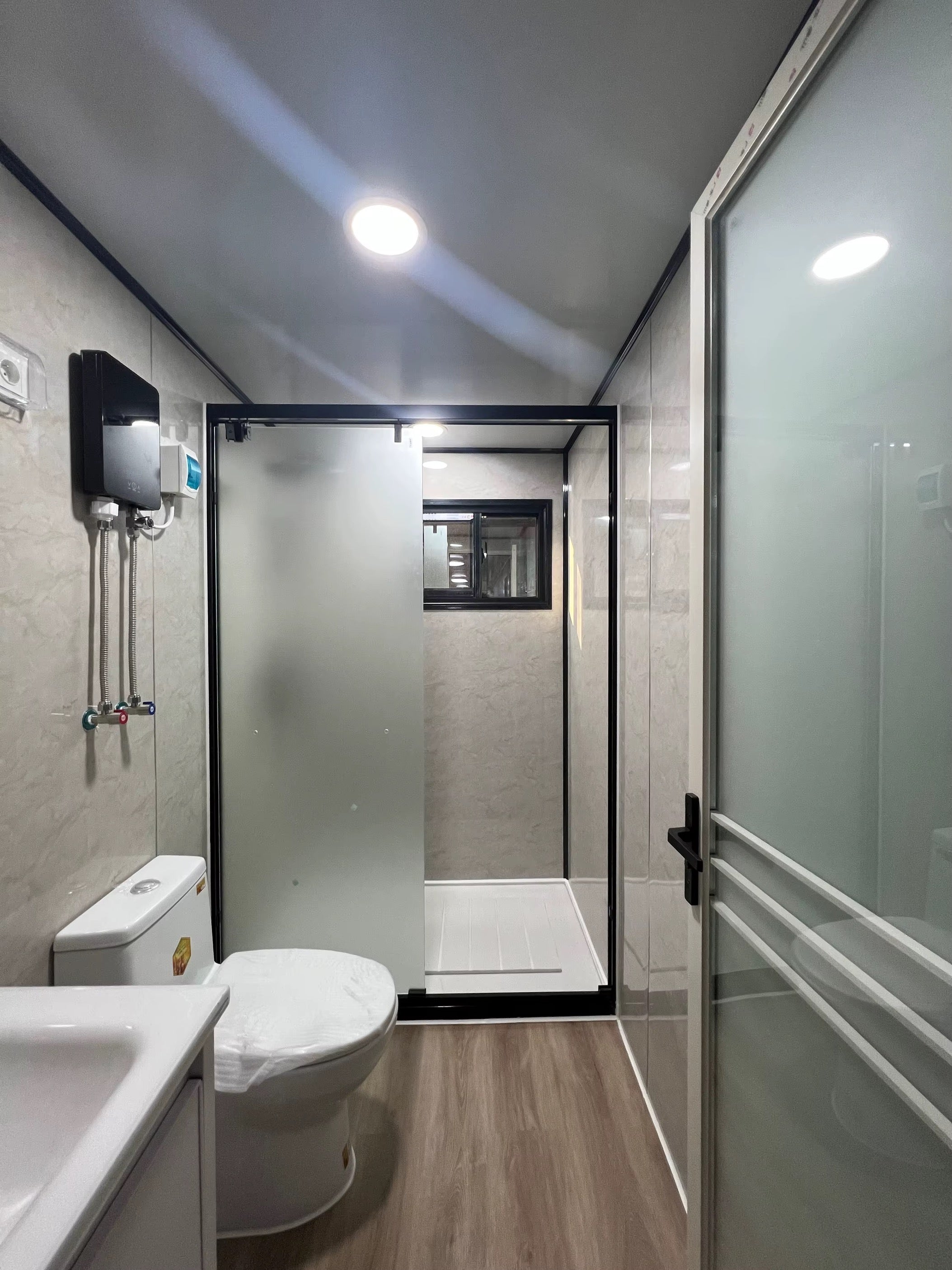 57 m² modulinis namelis su terasa ir lenktu stogu – pritaikytas žiemai