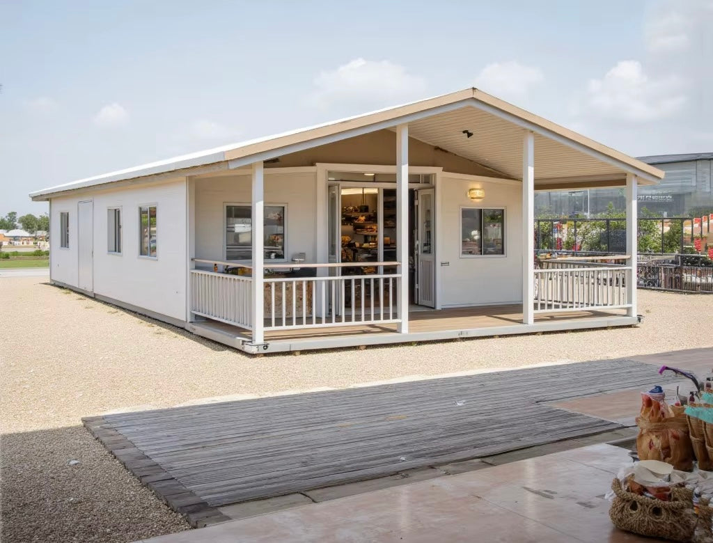 57 m² modulinis namelis su terasa ir lenktu stogu – pritaikytas žiemai