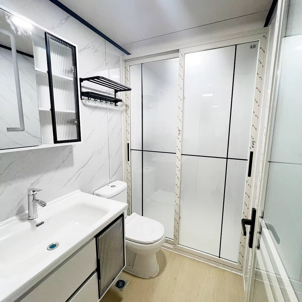 57 m² modulinis namelis su terasa ir lenktu stogu – pritaikytas žiemai