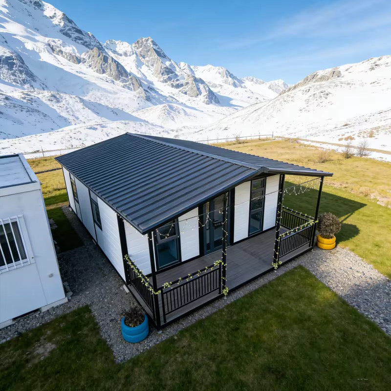 37 m² modulinis namelis su terasa ir lenktu stogu – pritaikytas žiemai
