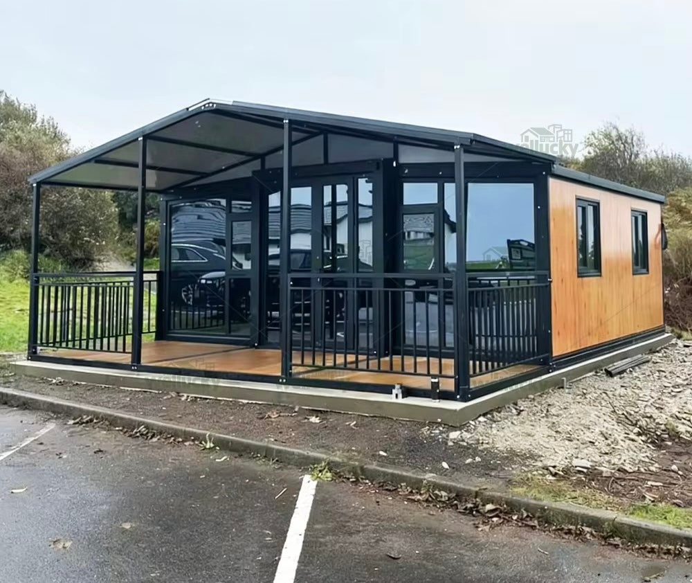37 m² modulinis namelis su terasa ir lenktu stogu – pritaikytas žiemai