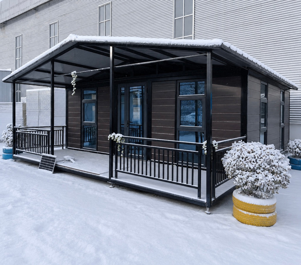 37 m² modulinis namelis su terasa ir lenktu stogu – pritaikytas žiemai