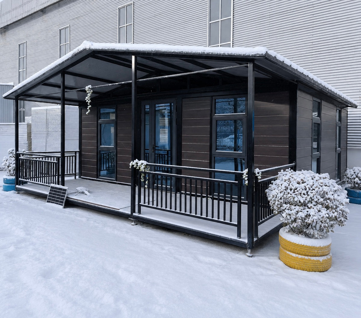 37 m² modulinis namelis su terasa ir lenktu stogu – pritaikytas žiemai
