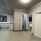 57 m² modulinis namelis su terasa ir lenktu stogu – pritaikytas žiemai